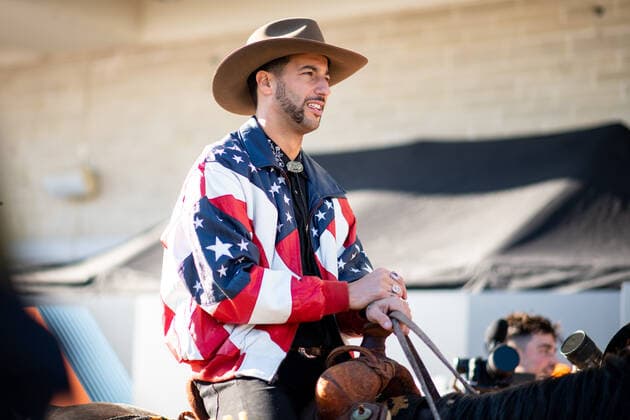 Daniel Ricciardo AUS, McLaren F1 Team 3 rides a horse into the paddock, USA, Formula 1 Grand Prix of the USA, Circuit of the Americas Austin, Mediaday, 20 10 2022 USA, Formula 1 Grand Prix of the USA, Circuit of the Americas Austin, Mediaday, 20 10 2022 Austin Copyright: xEibner Memmlerx EP_MMR