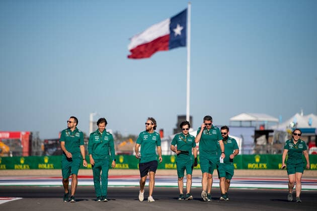 Sebastian Vettel GER, Aston Martin Aramco Cognizant F1 Team 5 and team at trackwalk, behind them the Texas flag, FUSA, Formula 1 Grand Prix of the USA, Circuit of the Americas Austin, Mediaday, 20 10 2022 USA, Formula 1 Grand Prix of the USA, Circuit of the Americas Austin, Mediaday, 20 10 2022 Austin Copyright: xEibner Memmlerx EP_MMR