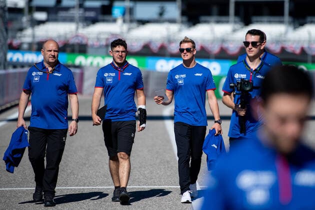 Mick Schumacher GER, Haas F1 Team 47 and team at trackwalk, USA, Formula 1 Grand Prix of the USA, Circuit of the Americas Austin, Mediaday, 20 10 2022 USA, Formula 1 Grand Prix of the USA, Circuit of the Americas Austin, Mediaday, 20 10 2022 Austin Copyright: xEibner Memmlerx EP_MMR