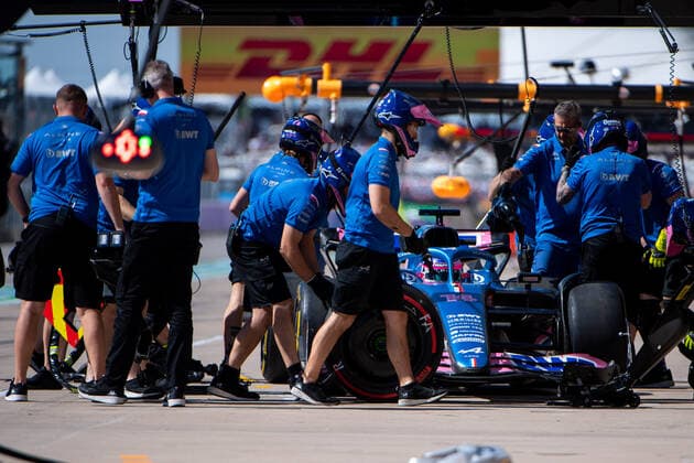 Fernando Alonso ESP, BWT Alpine F1 Team 14 during pit stop, USA, Formula 1 Grand Prix of the USA, Circuit of the Americas Austin, 3 Free Practice, 22 10 2022 USA, Formula 1 Grand Prix of the USA, Circuit of the Americas Austin, 3 Free Practice, 22 10 2022 Austin Copyright: xEibner Memmlerx EP_MMR