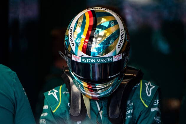 Sebastian Vettel GER, Aston Martin Aramco Cognizant F1 Team 5 with special helmet in the pits, USA, Formula 1 Grand Prix of the USA, Circuit of the Americas Austin, 3 Free Practice, 22 10 2022 USA, Formula 1 Grand Prix of the USA, Circuit of the Americas Austin, 3 Free Practice, 22 10 2022 Austin Copyright: xEibner Memmlerx EP_MMR