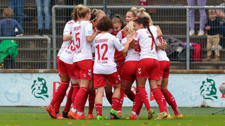 v li players of 1 FC Köln with goal celebration, cheering, jubilating, optimistic, game scene, highlight, joy about the goal to 1 0, THE DFB DIRECTIVES PROHIBIT ANY USE OF PHOTOGRAPHS AS IMAGE SEQUENCES AND OR QUASI VIDEO , 23 10 2022, Cologne Germany , Football, Flyeralarm Frauen Bundesliga, 1 FC Köln SV Werder Bremen xobx