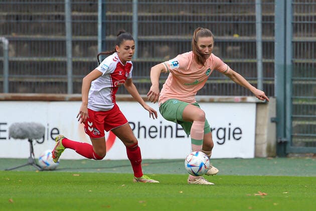 f l Manjou Wilde 1 FC Köln, 7 and Michaela Brandenburg SV Werder Bremen, 14 in duel, duel, dynamic, action, game scene, THE DFB REGULATIONS PROHIBIT ANY USE OF PHOTOGRAPHS AS IMAGE SEQUENCES AND OR QUASI VIDEO , 23 10 2022, Cologne Germany , Football, Flyeralarm Frauen Bundesliga, 1 FC Köln SV Werder Bremen xobx