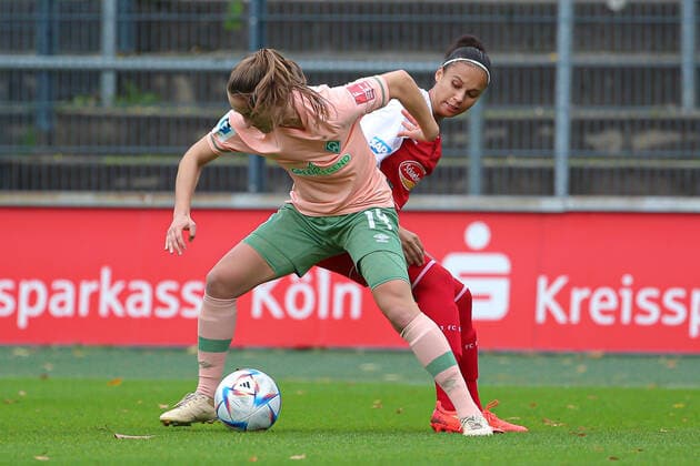 f l Michaela Brandenburg SV Werder Bremen, 14 and Genessee Puntigam 1 FC Köln, 13 in duel, duel, dynamic, action, game scene, THE DFB DIRECTIVES PROHIBIT ANY USE OF PHOTOGRAPHS AS IMAGE SEQUENCES AND OR QUASI VIDEO , 23 10 2022, Cologne Germany , Football, Flyeralarm Frauen Bundesliga, 1 FC Köln SV Werder Bremen xobx