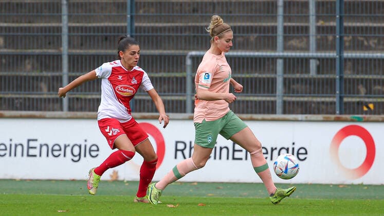 f l Manjou Wilde 1 FC Köln, 7 and Saskia Matheis SV Werder Bremen, 19 in duel, duel, dynamics, action, game scene, THE DFB DIRECTIVES PROHIBIT ANY USE OF PHOTOGRAPHS AS IMAGE SEQUENCES AND OR QUASI VIDEO , 23 10 2022, Cologne Germany , Football, Flyeralarm Frauen Bundesliga, 1 FC Köln SV Werder Bremen xobx