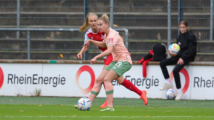 v li Saskia Matheis SV Werder Bremen, 19 on the ball, single image, full body, action, game scene, THE DFB DIRECTIVES PROHIBIT ANY USE OF PHOTOGRAPHS AS IMAGE SEQUENCES AND OR QUASI VIDEO , 23 10 2022, Cologne Germany , Football, Flyeralarm Womens Bundesliga, 1 FC Köln SV Werder Bremen xobx