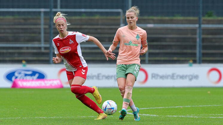 f l Sharon Beck 1 FC Köln, 10 and Lina Hausicke SV Werder Bremen, 18 in duel, duel, dynamic, action, game scene, THE DFB REGULATIONS PROHIBIT ANY USE OF PHOTOGRAPHS AS IMAGE SEQUENCES AND OR QUASI VIDEO , 23 10 2022, Cologne Germany , Football, Flyeralarm Frauen Bundesliga, 1 FC Köln SV Werder Bremen xobx