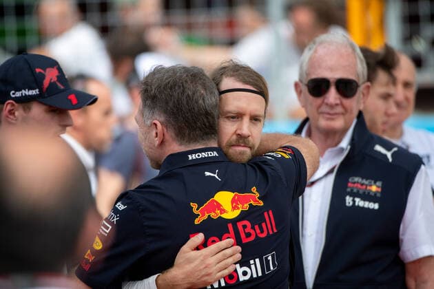 Sebastian Vettel GER, Aston Martin Aramco Cognizant F1 Team 5 hugs Christian Horner Oracle Red Bull Racing, Team Principal and mourns the late Dietrich Mateschitz Owner and Managing Director Red Bull , USA, Formula 1 Grand Prix of the USA, Circuit of the Americas Austin, Race, 23 10 2022 USA, Formula 1 Grand Prix of the USA, Circuit of the Americas Austin, Race, 23 10 2022 Austin Copyright: xEibner Memmlerx EP_MMR