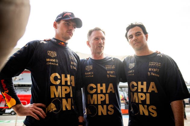 Max Verstappen NED, Oracle Red Bull Racing 1 , Christian Horner Oracle Red Bull Racing, Team Principal , Sergio Checo Perez MEX, Oracle Red Bull Racing 11 celebrate winning the Constructors World Championship, USA, Formula 1 Grand Prix of the USA, Circuit of the Americas Austin, race, 23 10 2022 USA, Formula 1 Grand Prix of the USA, Circuit of the Americas Austin, race, 23 10 2022 Austin Copyright: xEibner Memmlerx EP_MMR