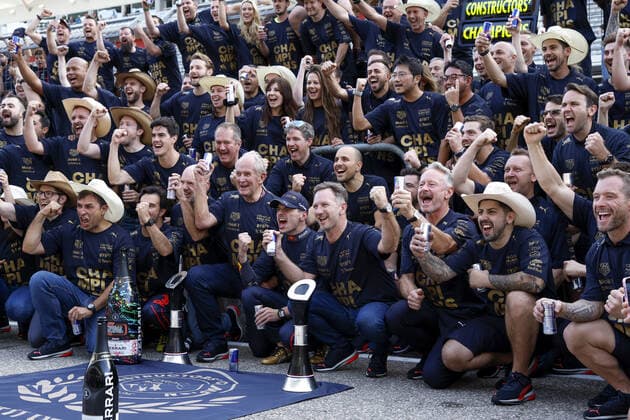 VERSTAPPEN Max (ned), Red Bull Racing RB18, portrait celebrates celebration MARKO Helmut (aut), Drivers™ Manager of Red Bull Racing, portrait PEREZ Sergio (mex), Red Bull Racing RB18, portrait NEWEY Adrian (gbr), Chief Technical Officer of Red Bull Racing, portrait HORNER Christian (gbr), Team Principal of Red Bull Racing, portrait during the Formula 1 Aramco United States Grand Prix 2022, 19th round of the 2022 FIA Formula One World Championship, WM, Weltmeisterschaft from October 21 to 23, 2022 on the Circuit of the Americas, in Austin, Texas - F1 - UNITED STATES GRAND PRIX 2022 - RACE DPPI Panoramic 00122044_F12022GP19TEX_JK170196