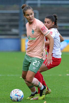 f l Hanna Nemeth SV Werder Bremen, 23 and Manjou Wilde 1 FC Köln, 7 in duel, duel, dynamic, action, game scene, THE DFB DIRECTIVES PROHIBIT ANY USE OF PHOTOGRAPHS AS IMAGE SEQUENCES AND OR QUASI VIDEO , 23 10 2022, Cologne Germany , Football, Flyeralarm Frauen Bundesliga, 1 FC Köln SV Werder Bremen xobx