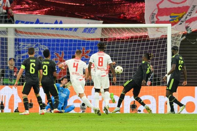 1 0 for RB by Josko Gvardiol RB Leipzig center, covered, Thibaut Courtois goalkeeper, Real Madrid back RB Leipzig vs Real Madrid, Football, Champions League, Matchday 5, Season 2022 2023, 25 10 2022 DFB DFL REGULATES PROHIBIT ANY USE OF PHOTOGRAPHS AS IMAGE SEQUENCES AND OR QUASI VIDEO RB Leipzig vs Real Madrid, Football, Champions League, Matchday 5, Season 2022 2023, 25 10 2022 Leipzig Copyright: xEibner-Pressefoto BertxHarzerx EP_EER