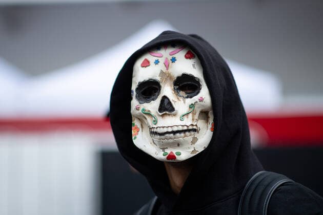 Daniel Ricciardo AUS, McLaren F1 Team 3 arrives in paddock wearing skull mask for Day of the Dead holiday, MEX, Formula 1 Mexican Grand Prix, Autodromo Hermanos Rodriguez Mexico City, Mediaday, 27 10 2022 MEX, Formula 1 Mexican Grand Prix, Autodromo Hermanos Rodriguez Mexico City, Mediaday, 27 10 2022 Mexico City Copyright: xEibner Memmlerx EP_MMR