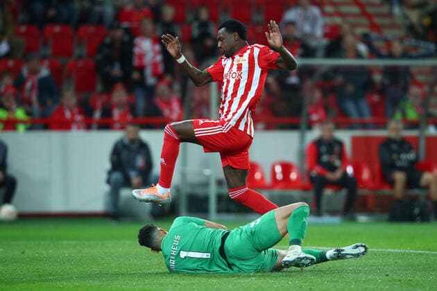 27 10 2022, xtgx, football UEFA Europa League, 1 FC Union Berlin Sporting Braga emspor, v l Matheus Braga, 1 , Sheraldo Becker Union Berlin, 27 parry, holds the ball, catches the ball, parries duel, fight, tackle DFL DFB REGULATIONS PROHIBIT ANY USE OF PHOTOGRAPHS as IMAGE SEQUENCES and or QUASI VIDEO Berlin