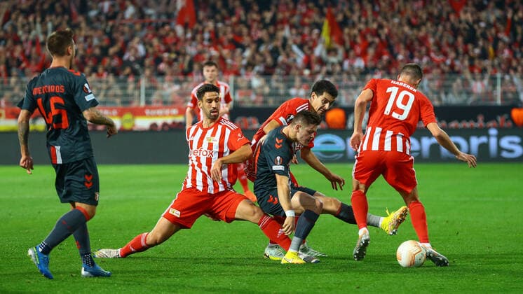 27 10 2022, xtgx, football UEFA Europa League, 1 FC Union Berlin Sporting Braga emspor, v l Rani Khedira Union Berlin, 8 , Vitinha Braga, 99 , Diogo Leite Union Berlin, 4 duel, duel, fight, tackle DFL DFB REGULATIONS PROHIBIT ANY USE OF PHOTOGRAPHS as IMAGE SEQUENCES and or QUASI VIDEO Berlin