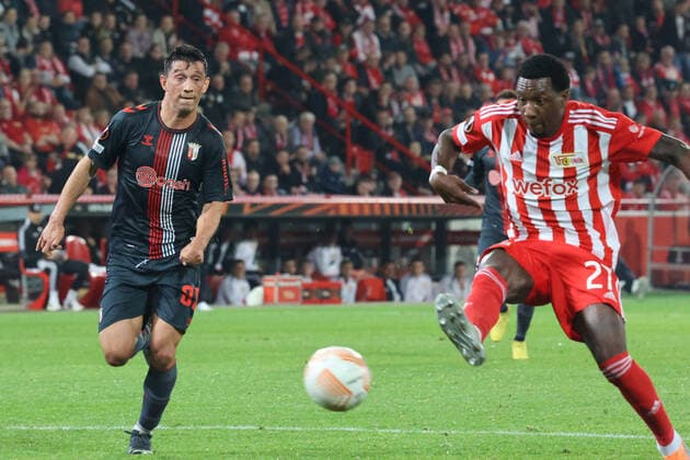 DEU, Europa League, 1 FC Union vs SC Braga, 27 10 2022, Stadion Alte Foersterei, Berlin, DEU, Europa League, 1 FC Union vs SC Braga, in picture Sheraldo Becker 1 FC Union Berlin 27 , Andre Castro SC Braga 88 DFL regulations prohibit any use of Photographs as image sequences and or quasi video Foto Juergen Engler nordphoto GmbH JuergenxEngler nph00076