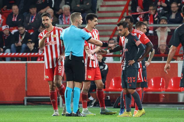 DEU, Europa League, 1 FC Union vs SC Braga, 27 10 2022, Stadion Alte Foersterei, Berlin, DEU, Europa League, 1 FC Union vs SC Braga, in picture video evidence, , Rani Khedira 1 FC Union Berlin 8 , Diogo Leite 1 FC Union Berlin 4 , Ricardo Horta SC Braga 21 , referee DFL regulations prohibit any use of Photographs as image sequences and or quasi video Foto Juergen Engler nordphoto GmbH JuergenxEngler nph00076