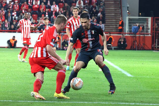 DEU, Europa League, 1 FC Union vs SC Braga, 27 10 2022, Stadion Alte Foersterei, Berlin, DEU, Europa League, 1 FC Union vs SC Braga, in picture Andras Schaefer 1 FC Union Berlin 13 , Paulo Oliveira SC Braga 15 DFL regulations prohibit any use of Photographs as image sequences and or quasi video Foto Juergen Engler nordphoto GmbH JuergenxEngler nph00076