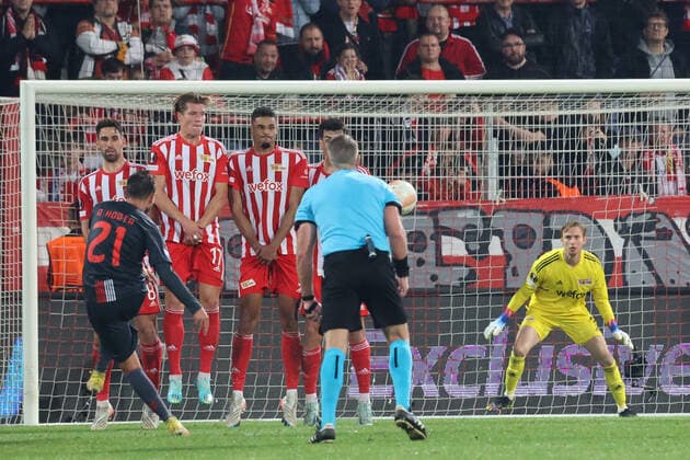 DEU, Europa League, 1 FC Union vs SC Braga, 27 10 2022, Stadion Alte Foersterei, Berlin, DEU, Europa League, 1 FC Union vs SC Braga, in picture free kick for Parka, Ricardo Horta SC Braga 21 , Rani Khedira 1 FC Union Berlin 8 , Kevin Behrens 1 FC Union Berlin 17 , Danilho Doekhi 1 FC Union Berlin 5 , Frederik Roennow 1 FC Union Berlin 1 DFL regulations prohibit any use of Photographs as image sequences and or quasi video Foto Juergen Engler nordphoto GmbH JuergenxEngler nph00076