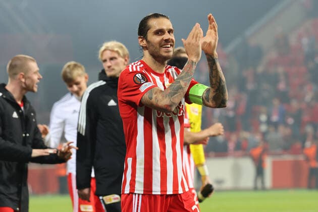 DEU, Europa League, 1 FC Union vs SC Braga, 27 10 2022, Stadion Alte Foersterei, Berlin, DEU, Europa League, 1 FC Union vs SC Braga, in picture Union player circle, Christopher Trimmel 1 FC Union Berlin 28 DFL regulations prohibit any use of Photographs as image sequences and or quasi video Foto Juergen Engler nordphoto GmbH JuergenxEngler nph00076
