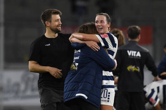 V l n r coach Nico Schneck and Alexandria Loy Hess both MSV Duisburg women are happy about the victory GER, MSV Duisburg women vs 1 FC Koeln women, football, Bundesliga, 6 Spieltag Spielzeit 2022 2023, 28 10 2022 DFL DFB REGULATES PROHIBIT ANY USE OF PHOTOGRAPHS AS IMAGE SEQUENCES AND OR QUASI VIDEO GER, MSV Duisburg women vs 1 FC Koeln women, football, Bundesliga, 6 Spieltag Spielzeit 2022 2023, 28 10 2022 Duisburg Copyright: xEibner-Pressefoto ThomasxThienelx EP_TTL
