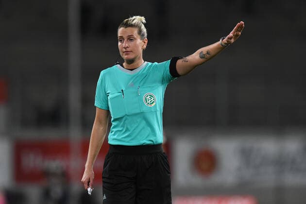 Referee Anna Lena Heidenreich gestures GER, MSV Duisburg Women vs 1 FC Koeln Women, Football, Bundesliga, 6 Spieltag Spielzeit 2022 2023, 28 10 2022 DFL DFB REGULATES PROHIBIT ANY USE OF PHOTOGRAPHS AS IMAGE SEQUENCES AND OR QUASI VIDEO GER, MSV Duisburg Women vs 1 FC Koeln Women, Football, Bundesliga, 6 Spieltag Spielzeit 2022 2023, 28 10 2022 Duisburg Copyright: xEibner-Pressefoto ThomasxThienelx EP_TTL