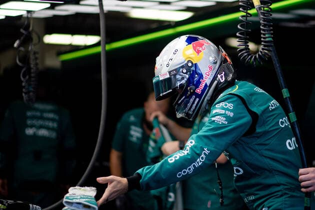 Sebastian Vettel GER, Aston Martin Aramco Cognizant F1 Team 5 with special helmet in his old Red Bull design and the lettering Danke Didi in memory of the late Dietrich Mateschitz gets into his car, MEX, Formula 1 Mexican Grand Prix, Autodromo Hermanos Rodriguez Mexico City, 3 Free Practice, 29 10 2022 MEX, Formula 1 Mexican Grand Prix, Autodromo Hermanos Rodriguez Mexico City, 3 Free Practice, 29 10 2022 Mexico City Copyright: xEibner Memmlerx EP_MMR