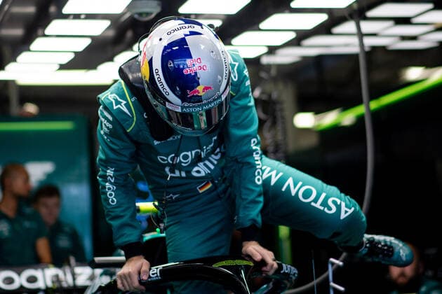 Sebastian Vettel GER, Aston Martin Aramco Cognizant F1 Team 5 with special helmet in his old Red Bull design and the lettering Danke Didi in memory of the late Dietrich Mateschitz gets into his car, MEX, Formula 1 Mexican Grand Prix, Autodromo Hermanos Rodriguez Mexico City, 3 Free Practice, 29 10 2022 MEX, Formula 1 Mexican Grand Prix, Autodromo Hermanos Rodriguez Mexico City, 3 Free Practice, 29 10 2022 Mexico City Copyright: xEibner Memmlerx EP_MMR
