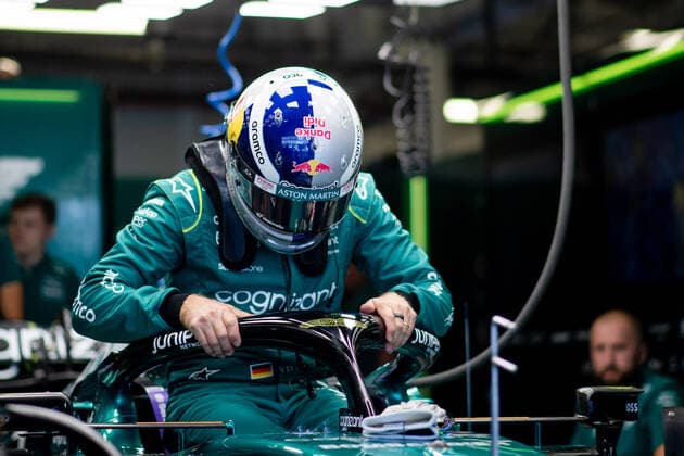 Sebastian Vettel GER, Aston Martin Aramco Cognizant F1 Team 5 with special helmet in his old Red Bull design and the lettering Danke Didi in memory of the late Dietrich Mateschitz gets into his car, MEX, Formula 1 Mexican Grand Prix, Autodromo Hermanos Rodriguez Mexico City, 3 Free Practice, 29 10 2022 MEX, Formula 1 Mexican Grand Prix, Autodromo Hermanos Rodriguez Mexico City, 3 Free Practice, 29 10 2022 Mexico City Copyright: xEibner Memmlerx EP_MMR