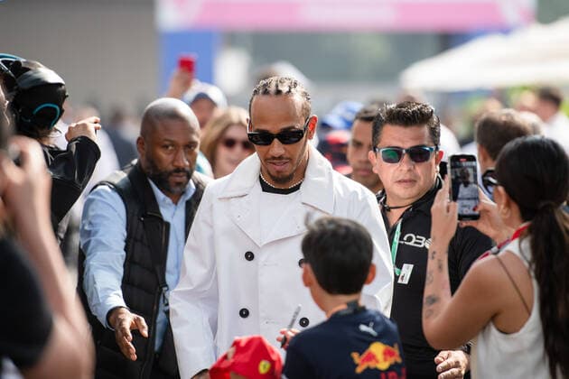 Lewis Hamilton UK, Mercedes AMG Petronas F1 Team 44 surrounded by fans and bodyguards arrives at the paddock, MEX, Formula 1 Mexican Grand Prix, Autodromo Hermanos Rodriguez Mexico City, Race Day, 30 10 2022 MEX, Formula 1 Mexican Grand Prix, Autodromo Hermanos Rodriguez Mexico City, Race Day, 30 10 2022 Mexico City Copyright: xEibner Memmlerx EP_MMR