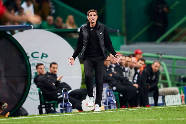 Coach Oliver Glasner Eintracht Frankfurt Sporting Clube de Portugal vs Eintrach Frankfurt, Football, Champions League, Group Stage, Matchday 6, Season 2022 2023, 01 11 2022 DFL DFB REGULATES PROHIBIT ANY USE OF PHOTOGRAPHS as IMAGE SEQUENCES and or QUASI VIDEO Sporting Clube de Portugal vs Eintrach Frankfurt,, Football, Champions League, Group Stage, Matchday 6, Season 2022 2023, 01 11 2022 Copyright: xOmarxArnau,xEibner-Pressefoto OmarxArnaux EP_EER