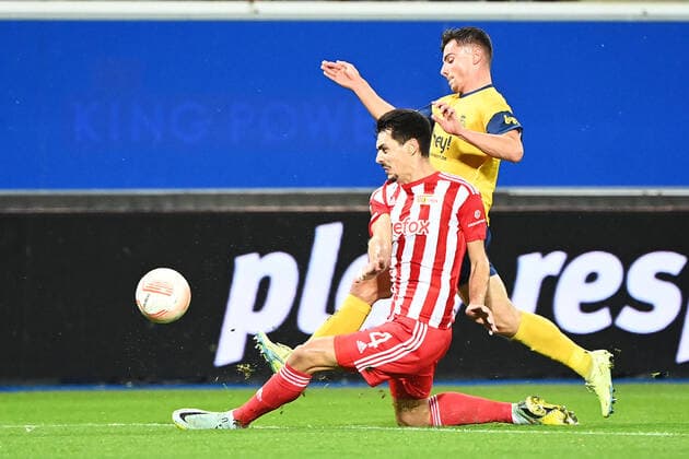 Football, men, season 2022 2023, Europa League group stage, group D, matchday 6 , Royale Union Saint Gilloise 1 FC Union Berlin, v l Diogo Leite 1 FC Union Berlin, 4 and Dante Vanzeir Royale Union Saint Gilloise, 13 in duel , 03 11 2022, Copyright: xMatthiasxKochx
