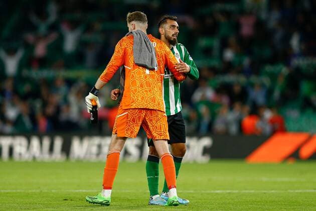 Mandatory Credit: Photo by Pressinphoto Shutterstock (13607381ad) Conor Hazard of HJK Helsinki and Borja Iglesias of Real Betis Real Betis v HJK Helsinki, UEFA Europa League, Group C, date 6. Football, Benito Villamarin Stadium, Sevilla, Spain - 03 Nov 2022 Editorial use only Real Betis v HJK Helsinki, UEFA Europa League, Group C, date 6. Football, Benito Villamarin Stadium, Sevilla, Spain - 03 Nov 2022 Editorial use only Copyright: xPressinphoto Shutterstockx 13607381ad