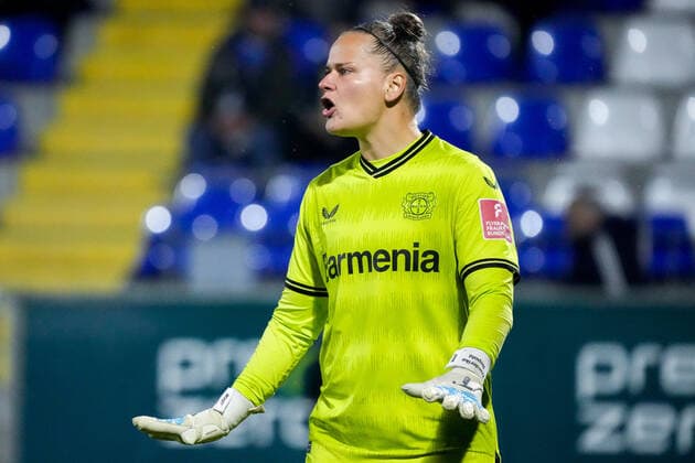 Friederike Repohl goalkeeper, goalkeeper, B04, 27 , gives instructions, gestures, gesturing with arms, single image, single photo, action, action, 04 11 2022, Sinsheim Hoffenheim Germany , football, Flyeralarm Frauen Bundesliga, TSG 1899 Hoffenheim Bayer 04 Leverkusen, 04 11 2022, Sinsheim Hoffenheim Germany , Football, Flyeralarm Frauen Bundesliga, TSG 1899 Hoffenheim Bayer 04 Leverkusen, DFB DFL REGULATES PROHIBIT ANY USE OF PHOTOGRAPHS AS IMAGE SEQUENCES AND OR QUASI VIDEO xozx