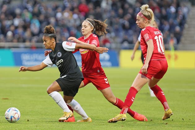 Shekiera Martinez Eintracht Frankfurt women, No 9 in duel with Alice Sophie Rudorf 1 FC Cologne, No 12 and Sharon Beck 1 FC Cologne, No 10 , Eintracht Frankfurt women 1 FC Cologne women, football Bundesliga women, 1 Bundesliga, women Bundesliga, season 2022 2023, 6 11 2022, women Bundesliga Flyeralarm, Flyeralarm women Bundesliga