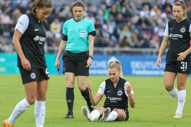 Angelika Soeder,Referee in, SR ,Freigang Laura, Eintracht Frankfurt, 10 ,Pawollek Tanja, Eintracht Frankfurtc, 31 , GER, Eintracht Frankfurt vs FC Koeln,Football, Women, Bundesliga,7 Matchday,Season 2022 2023, 06 11 2022, DFL DFBB REGULATIONS PROBHIT ANY USE OF PHOTOGRAPHERS as IMAGE SEQUENCES and or QUASI VIDEO , GER, Eintracht Frankfurt vs FC Koeln,Football, Women, Bundesliga,7 Spieltag,Spielzeit 2022 2023, 06 11 2022, Frankfurt Copyright: xEibner-Pressefoto UlrichxScherbax EP_EER