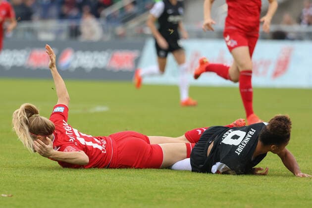 Puntigam Sarah, FC Koeln, 17 ,Martinez Shekiera, Eintracht Frankfurt, 9 , GER, Eintracht Frankfurt vs FC Koeln,Football, Women, Bundesliga,Matchday 7,Season 2022 2023, 06 11 2022, DFL DFBB REGULATIONS PROBHIT ANY USE OF PHOTOGRAPHERS as IMAGE SEQUENCES and or QUASI VIDEO , GER, Eintracht Frankfurt vs FC Koeln,Football, Women, Bundesliga,7 Spieltag,Spielzeit 2022 2023, 06 11 2022, Frankfurt Copyright: xEibner-Pressefoto UlrichxScherbax EP_EER