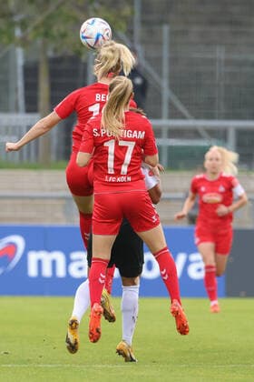 Beck Sharon, FC Koeln, 10 ,Puntigam Sarah, FC Koeln, 17 , GER, Eintracht Frankfurt vs FC Koeln,Football, Women, Bundesliga,7 Spieltag,Spielzeit 2022 2023, 06 11 2022, DFL DFBB REGULATIONS PROBHIT ANY USE OF PHOTOGRAPHERS as IMAGE SEQUENCES and or QUASI VIDEO , GER, Eintracht Frankfurt vs FC Koeln,Football, Women, Bundesliga,7 Spieltag,Spielzeit 2022 2023, 06 11 2022, Frankfurt Copyright: xEibner-Pressefoto UlrichxScherbax EP_EER