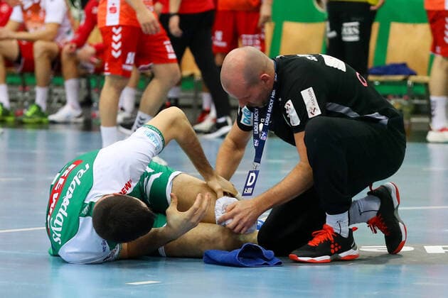 Leipzig, 13 11 2022, QUARTERBACK real estate ARENA, handball, men, season 2022 2023, Bundesliga, 12 match day , SC DHfK Leipzig ASV Hamm Westfalen , In the picture Marko Mamic 14, Leipzig is treated ,