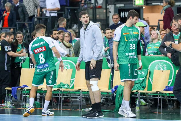 Leipzig, 13 11 2022, QUARTERBACK real estate ARENA, handball, men, season 2022 2023, Bundesliga, 12 match day , SC DHfK Leipzig ASV Hamm Westfalen 33 23 18 11 , In picture v l Marko Mamic 14, Leipzig with bandage on knee ,