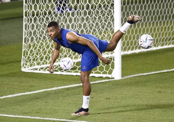 Sport Bilder des Tages Mandatory Credit: Photo by Michael Zemanek Shutterstock (13622604bj) Kylian Mbappe of France during the training session, Al Sadd SC Stadium, Al Nadi St, Doha, Qatar Previews and Training, FIFA World Cup, WM, Weltmeisterschaft, Fussball 2022, Football, Qatar - 17 Nov 2022 Editorial Use Only Previews and Training, FIFA World Cup 2022, Football, Qatar - 17 Nov 2022 Editorial Use Only Copyright: xMichaelxZemanek Shutterstockx 13622604bj