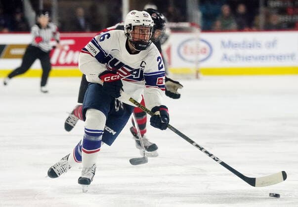 Eishockey, Frauen Länderspiel, Kanada - USA November 17, 2022, Kamloops, BC, Canada: United States Kendall Coyne Schofield (26) skates with the puck against Canada during first period Rivalry Series hockey action in Kamloops, B.C., Thursday, Nov. 17, 2022. Canada News - November 17, 2022 - ZUMAc35_ 20221117_zaf_c35_150 Copyright: xJessexJohnstonx