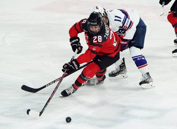 Eishockey, Frauen Länderspiel, Kanada - USA November 17, 2022, Kamloops, BC, Canada: Canada s Micah Zandee-Hart (28) protects the puck from United States Abby Roque (11) during second period Rivalry Series hockey action in Kamloops, B.C., Thursday, Nov. 17, 2022. Canada News - November 17, 2022 - ZUMAc35_ 20221117_zaf_c35_155 Copyright: xJessexJohnstonx