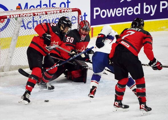 Eishockey, Frauen Länderspiel, Kanada - USA November 17, 2022, Kamloops, BC, Canada: Canada s Claire Thompson (42) and United States Kelly Pannek (12) battle for the rebound as Canada goaltender Kristen Campbell (50) looks on during second period Rivalry Series hockey action in Kamloops, B.C., Thursday, Nov. 17, 2022. Canada News - November 17, 2022 - ZUMAc35_ 20221117_zaf_c35_156 Copyright: xJessexJohnstonx