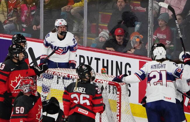 Eishockey, Frauen Länderspiel, Kanada - USA November 15, 2022, Kamloops, BC, Canada: United States Alex Carpenter (25) celebrates her goal against Canada during third period Rivalry Series hockey action in Kamloops, B.C., Thursday, Nov. 17, 2022. Canada News - November 15, 2022 - ZUMAc35_ 20221115_zaf_c35_214 Copyright: xJessexJohnstonx