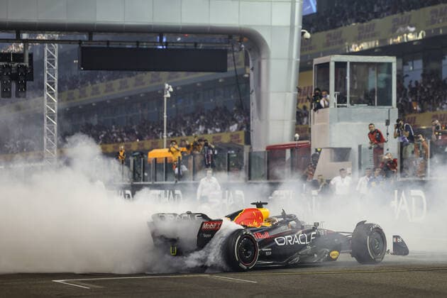 01 VERSTAPPEN Max (nld), Red Bull Racing RB18, action, celebration, donuts during the Formula 1 Etihad Airways Abu Dhabi Grand Prix 2022, 22nd round of the 2022 FIA Formula One World Championship, WM, Weltmeisterschaft from November 18 to 20, 2022 on the Yas Marina Circuit, in Yas Island, Abu Dhabi - F1 - ABU DHABI GRAND PRIX 2022 - RACE DPPI Panoramic 00122050_GOOD0518.JPG-2