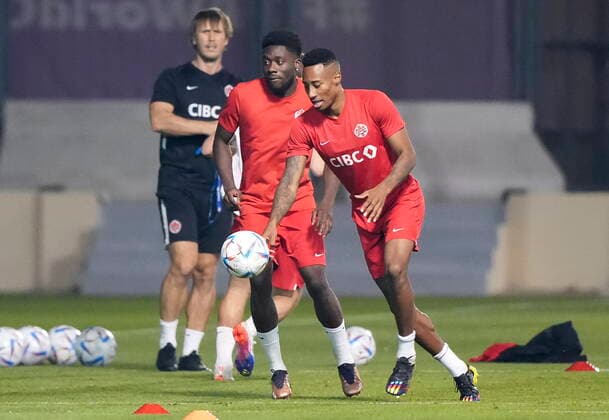 November 21, 2022, DOHA, QATAR: Canada midfielder Mark-Anthony Kaye, right, take part in a drill with Canada forward Alphonso Davies, centre, during practice at the World Cup in Doha, Qatar during on Monday, November 21, 2022. Canada News - November 21, 2022 - ZUMAc35_ 20221121_zaf_c35_020 Copyright: xNathanxDenettex