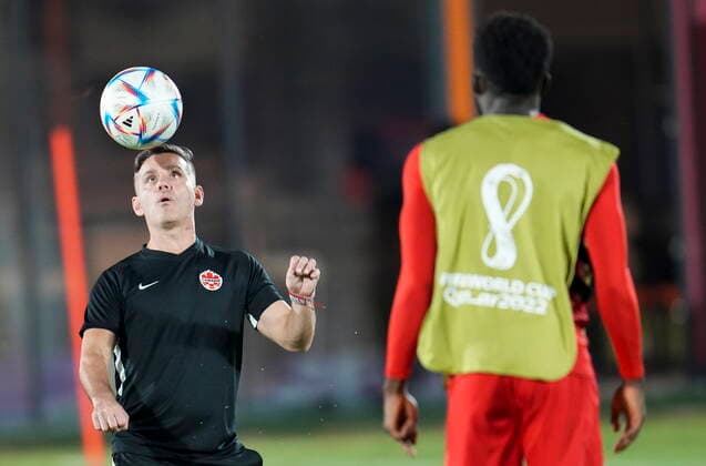 November 22, 2022, DOHA, QATAR: Canada forward Alphonso Davies, right, watches Canada head coach John Herdman head the ball during practice at the World Cup in Doha, Qatar, Tuesday, Nov. 22, 2022. Canada News - November 22, 2022 - ZUMAc35_ 20221122_zaf_c35_029 Copyright: xNathanxDenettex