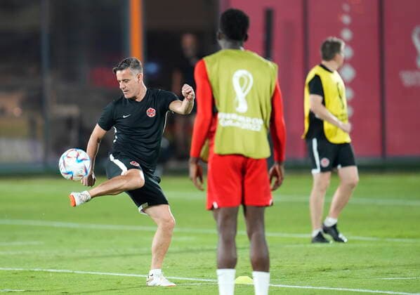 November 22, 2022, DOHA, QATAR: Canada forward Alphonso Davies, right, watches Canada head coach John Herdman kick the ball during practice at the World Cup in Doha, Qatar, Tuesday, Nov. 22, 2022. Canada News - November 22, 2022 - ZUMAc35_ 20221122_zaf_c35_030 Copyright: xNathanxDenettex