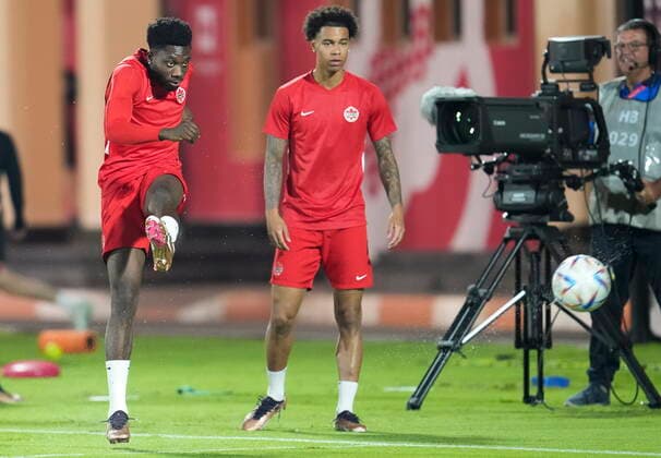 November 22, 2022, DOHA, QATAR: Canada forward Alphonso Davies, left, kicks the ball as teammate Tajon Buchanan, centre, watches during practice at the World Cup in Doha, Qatar, Tuesday, Nov. 22, 2022. Canada News - November 22, 2022 - ZUMAc35_ 20221122_zaf_c35_033 Copyright: xNathanxDenettex